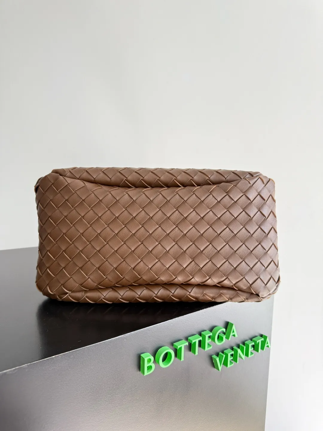 Batch 2160 new products are coming! BOTTEGA VENETA Bottega Veneta's 2025 new Campana shoulder bag is on the market~ First of all, I would like to praise the weight of this bag. As a not too small bag, it is very light for daily use. For people like me who need to carry a lot of belongings when going out, this advantage is great, and it greatly reduces the burden of traveling. 🛍️The shape is a bit like a combination of parachute and jodie. The blunt triangle shape is cute and honest. Carrying it on your back when going shopping is a good mood accelerator. The handles and body of the bag are both classic weaves. A tie is added to the original open design. If it is not tied up, the bag will look like a small vegetable basket when carried. Style number: 844249 Size: 33*20*16.5cm